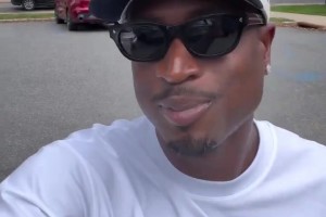 变年轻了！韦德刮掉标志性的络腮胡 腮帮变小身材管理到位