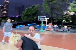 打架带个球牛教练现身宝体 这强度不是一般的大！