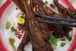 如今都已退居二线！朱芳雨此前夜宵局请来了李春江指导！