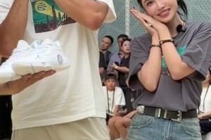 Night night库里与美娜同框，一起做出经典“晚安”庆祝动作